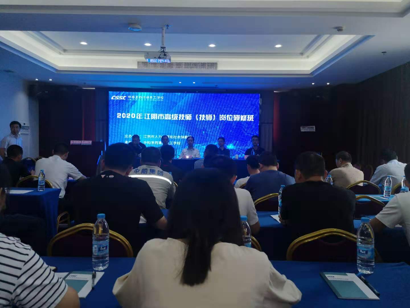 团内成员参与技术研讨(图1)